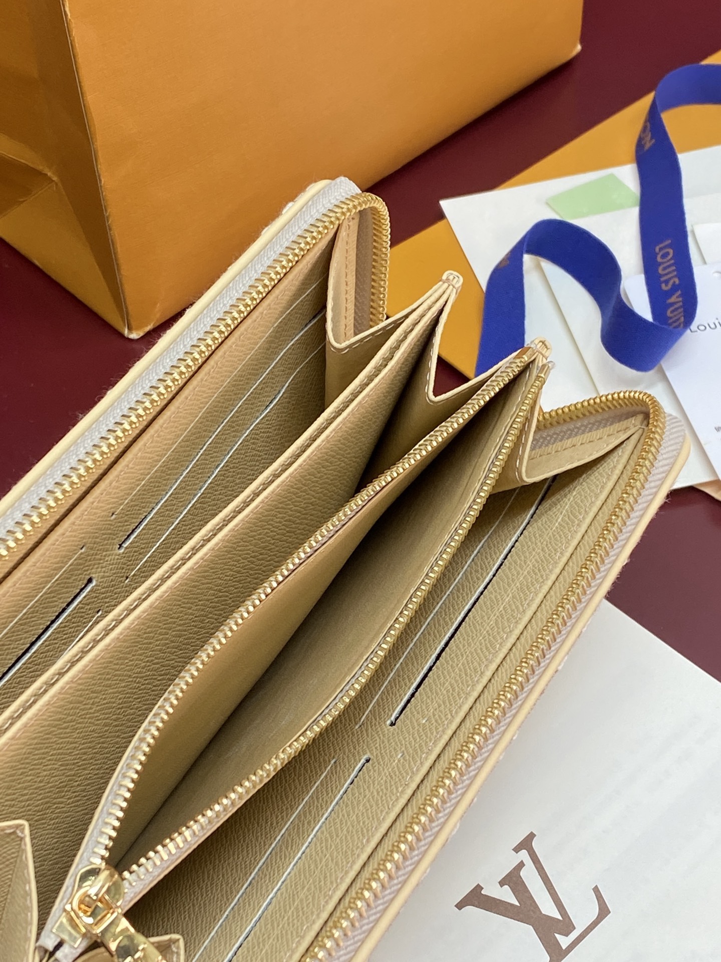 M29575 提花米色!芯片版!LOUIS VUITTON Zippy 经典老花满印 提花面料 钱包 此款风格硬朗、极为 M29575 提花米色!芯片版!LOUIS VUITTON Zippy 经典老花满印 提花面料 钱包 此款风格硬朗、极为