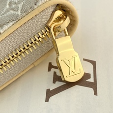 M29575 提花米色!芯片版!LOUIS VUITTON Zippy 经典老花满印 提花面料 钱包 此款风格硬朗、极为 M29575 提花米色!芯片版!LOUIS VUITTON Zippy 经典老花满印 提花面料 钱包 此款风格硬朗、极为