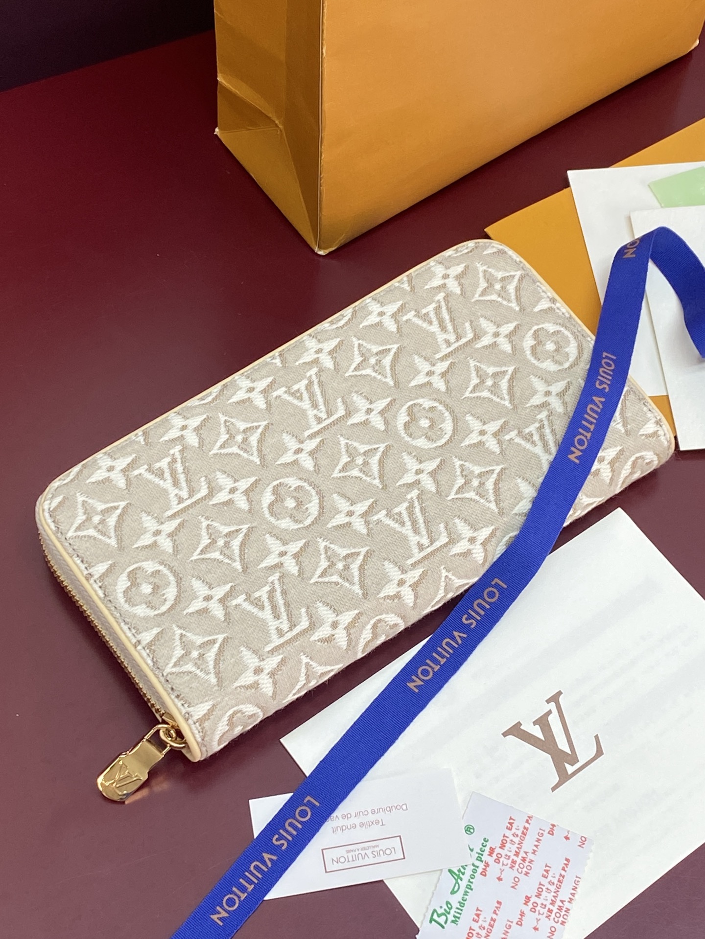 M29575 提花米色!芯片版!LOUIS VUITTON Zippy 经典老花满印 提花面料 钱包 此款风格硬朗、极为 M29575 提花米色!芯片版!LOUIS VUITTON Zippy 经典老花满印 提花面料 钱包 此款风格硬朗、极为