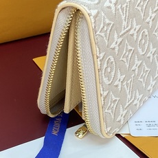 M29575 提花米色!芯片版!LOUIS VUITTON Zippy 经典老花满印 提花面料 钱包 此款风格硬朗、极为 M29575 提花米色!芯片版!LOUIS VUITTON Zippy 经典老花满印 提花面料 钱包 此款风格硬朗、极为