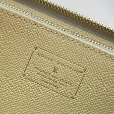 M29575 提花米色!芯片版!LOUIS VUITTON Zippy 经典老花满印 提花面料 钱包 此款风格硬朗、极为 M29575 提花米色!芯片版!LOUIS VUITTON Zippy 经典老花满印 提花面料 钱包 此款风格硬朗、极为