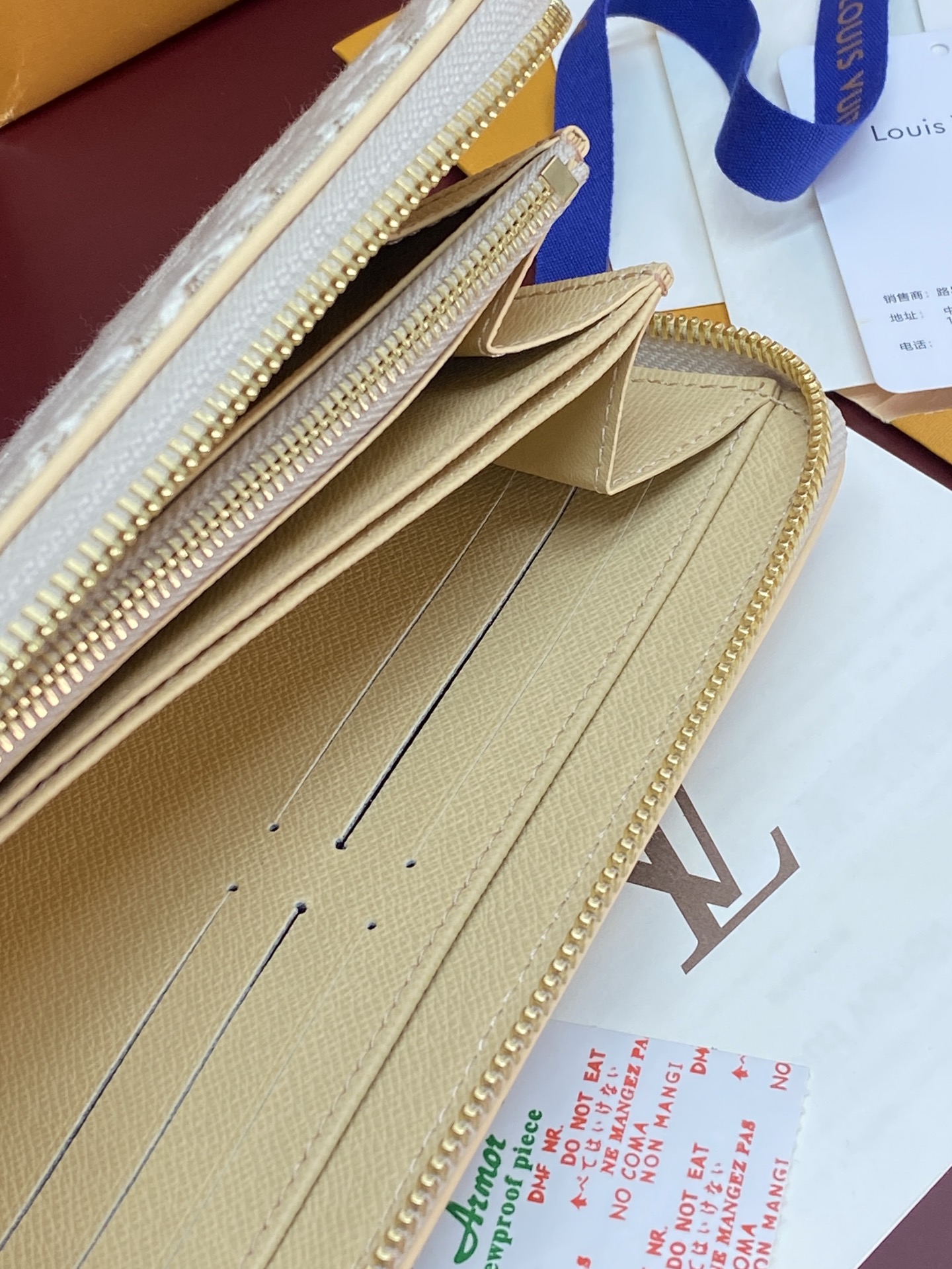 M29575 提花米色!芯片版!LOUIS VUITTON Zippy 经典老花满印 提花面料 钱包 此款风格硬朗、极为 M29575 提花米色!芯片版!LOUIS VUITTON Zippy 经典老花满印 提花面料 钱包 此款风格硬朗、极为