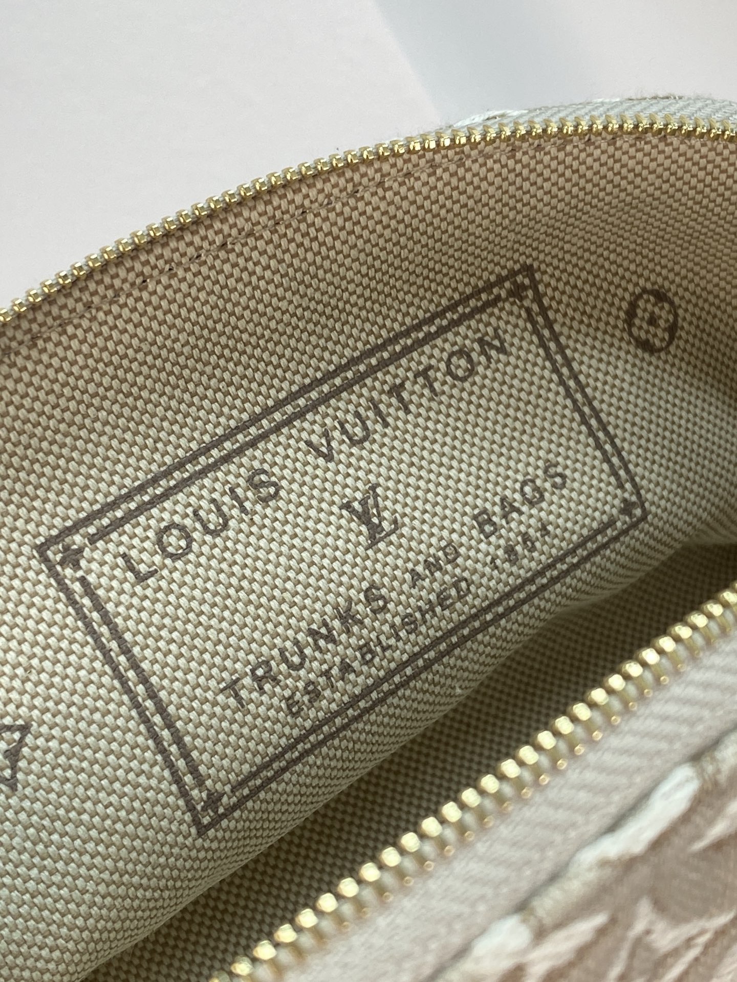 M2A419 提花米色！芯片版！化妆包！LOUIS VUITTON Monogram 130 POCHETTE COSM