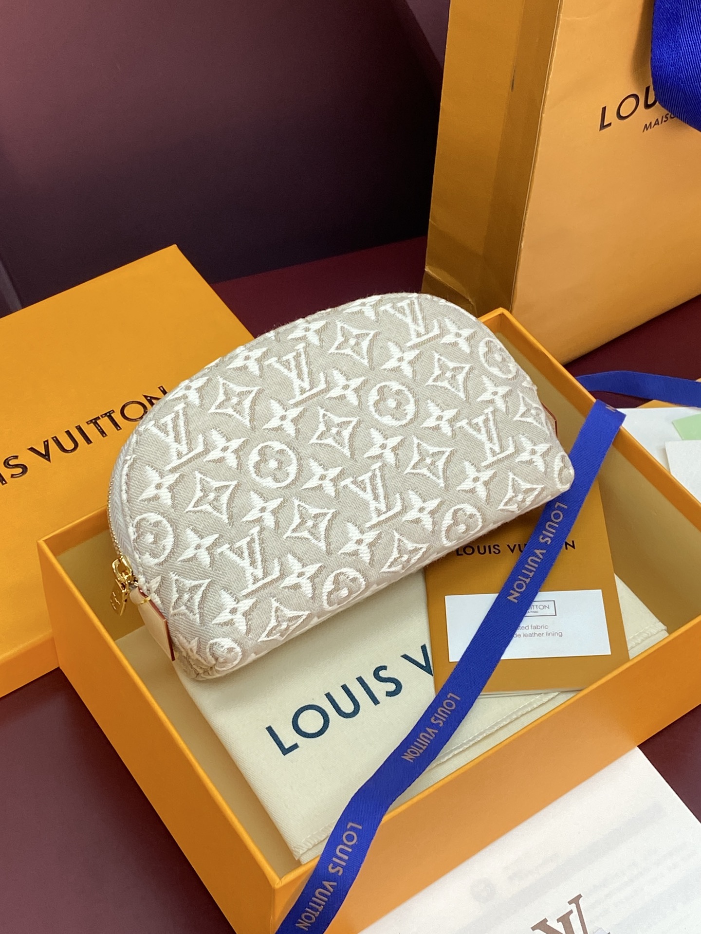 NO:919994,M2A419 jacquard beige!  Chip version!  Makeup bag!  LOUIS VUITTON Monogram 130 POCHETTE COSMTIQUE Jacquard canvas embossed print embroidery texture effect Monogram Emblème cotton cosmetic bag small size Men's and women's couple model This compact cosmetic bag is made of Monogram canvas and can be easily put into a handbag. The round bag body is designed with a flat bottom for easy access to cosmetics. 19.0x 12.0x 6.0 cm (length x height x width)  .-Canvas fabric, gold-tone hardware-zipper closure-built-in patch pocket-fabric lining.,LV wallet,louis vuitton,louis vuitton,wallets,cosmetic bags & cases19860909M2A419 提花米色！芯片版！化妆包！LOUIS VUITTON Monogram 130 POCHETTE COSMTIQUE 提花帆布浮雕印花刺绣纹理效果 Monogram Emblème棉质 化妆包 小号 男女同款情侣款 这款小巧的化妆包以Monogram 帆布制造,可轻易放入手袋内.圆形袋身配平面袋底的设计,方便取放化妆用品.19.0x 12.0x 6.0 cm (长x 高x 宽) .- 帆布面料,金色金属配件- 拉链开合- 内置贴袋- 织物内衬.,LV钱包,louis vuitton,louis vuitton,wallets,cosmetic bags & cases,欧美剧