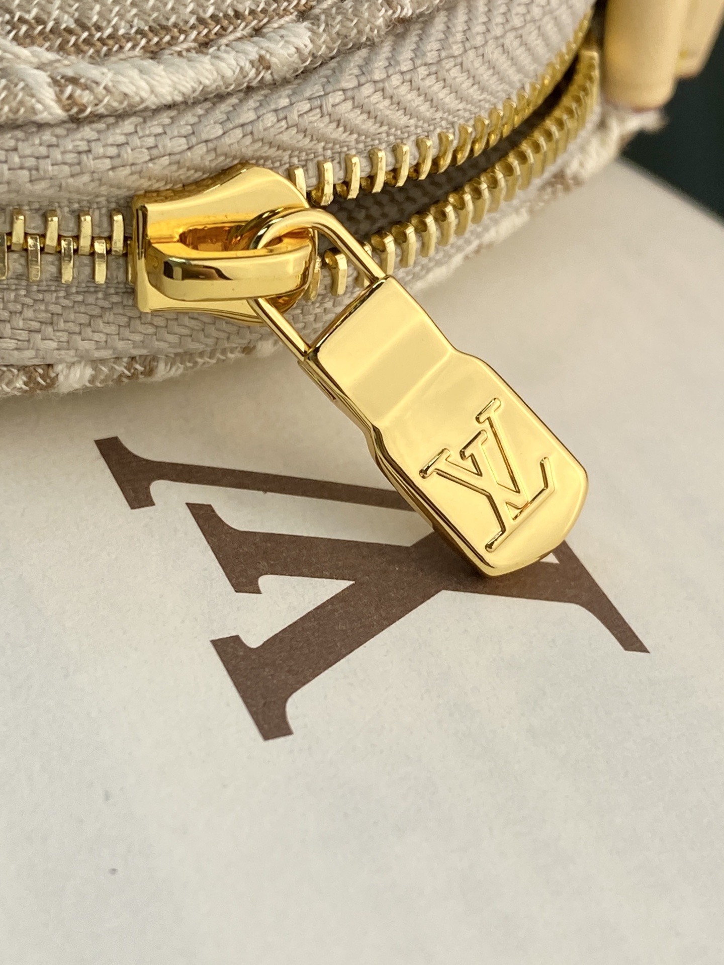 M2A419 提花米色！芯片版！化妆包！LOUIS VUITTON Monogram 130 POCHETTE COSM