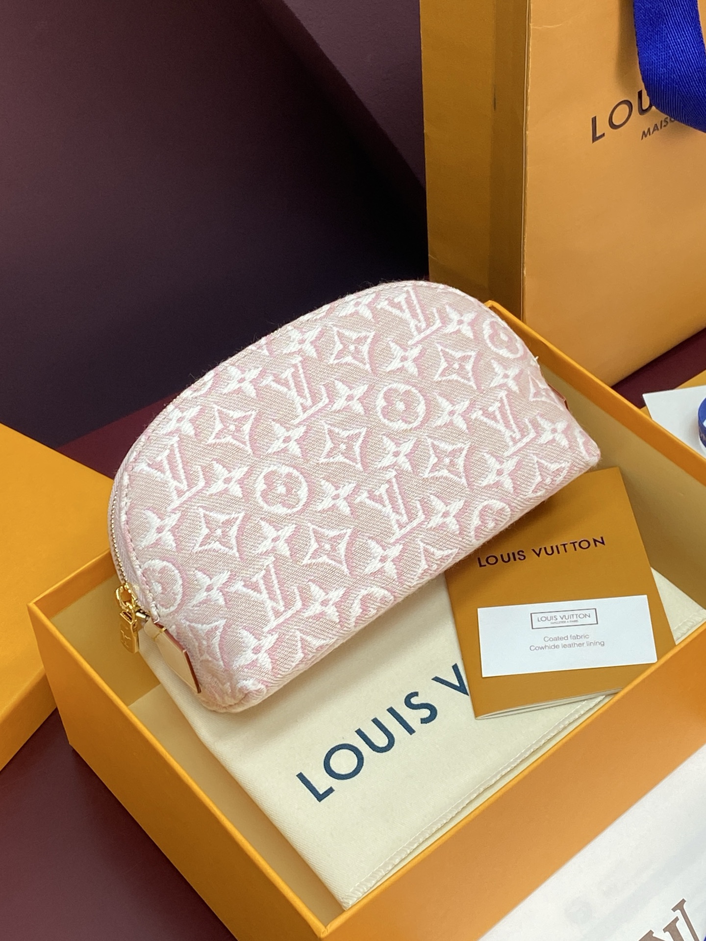 NO:920000,M2A419 jacquard pink!  Chip version!  Makeup bag!  LOUIS VUITTON Monogram 130 POCHETTE COSMTIQUE Jacquard canvas embossed print embroidery texture effect Monogram Emblème cotton cosmetic bag small size Men's and women's couple model This compact cosmetic bag is made of Monogram canvas and can be easily put into a handbag. The round bag body is designed with a flat bottom for easy access to cosmetics. 19.0x 12.0x 6.0 cm (length x height x width)  .-Canvas fabric, gold-tone hardware-zipper closure-built-in patch pocket-fabric lining.,LV wallet,louis vuitton,louis vuitton,wallets,cosmetic bags & cases19860909M2A419 提花粉色！芯片版！化妆包！LOUIS VUITTON Monogram 130 POCHETTE COSMTIQUE 提花帆布浮雕印花刺绣纹理效果 Monogram Emblème棉质 化妆包 小号 男女同款情侣款 这款小巧的化妆包以Monogram 帆布制造,可轻易放入手袋内.圆形袋身配平面袋底的设计,方便取放化妆用品.19.0x 12.0x 6.0 cm (长x 高x 宽) .- 帆布面料,金色金属配件- 拉链开合- 内置贴袋- 织物内衬.,LV钱包,louis vuitton,louis vuitton,wallets,cosmetic bags & cases,欧美剧