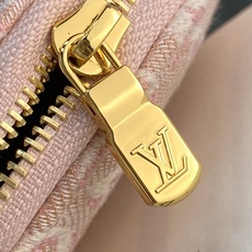 M2A419 提花粉色!芯片版!化妆包!LOUIS VUITTON Monogram 130 POCHETTE COSM M2A419 提花粉色!芯片版!化妆包!LOUIS VUITTON Monogram 130 POCHETTE COSM