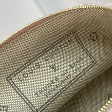 M2A419 提花粉色!芯片版!化妆包!LOUIS VUITTON Monogram 130 POCHETTE COSM M2A419 提花粉色!芯片版!化妆包!LOUIS VUITTON Monogram 130 POCHETTE COSM