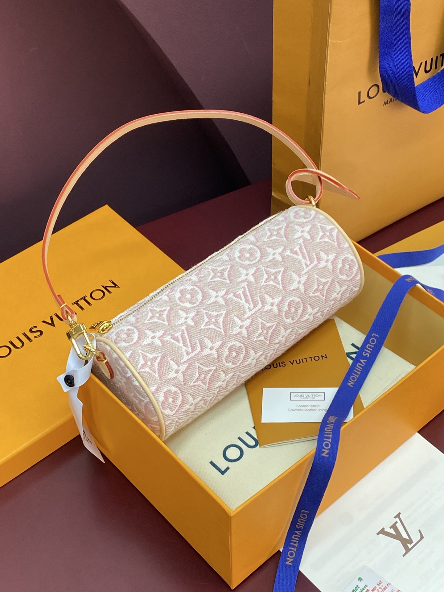 NO:920004,M29881 Jacquard powder!  Chip version!  OCHETTE AILLON handbag!  This ochette aillon handbag is combined with a cotton blend and features the Monogram Emblème logo in an embroidered jacquard texture, inspired by the brand's first canvas created in 1896. The Louis Vuitton archive hard case ribbon has a bright design with a detachable shoulder strap, making it an ideal travel choice for storing small items and mobile phones. 20 x 8.5 x 8.5 cm (length x height x width)., LV wallet, louis  vuitton,louis vuitton,wallets19860909M29881 提花粉！芯片版！ OCHETTE AILLON 手袋！本款 ochette aillon 手袋结合棉布混纺,以刺绣般的提花质感呈现 Monogram Emblème 标识,灵感源自品牌 1896 年创作的首款帆布.路易威登典藏硬箱丝带色调点亮设计,搭配可拆卸肩带,打造可收纳小型物品和手机的出行佳选. 20 x 8.5 x 8.5 厘米 (长度 x 高 x 宽).,LV钱包,louis vuitton,louis vuitton,wallets,欧美剧