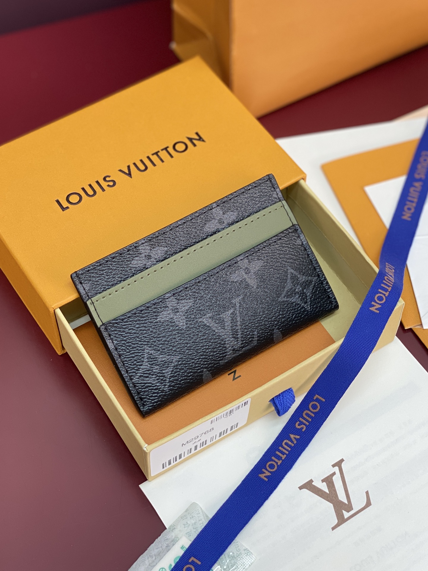 NO:919947,M29768 military green!  Made of new Monogram Eclipse coated canvas, this stylish card holder is compact and fits easily in your pocket. It has a central pocket and four slots for storing credit cards, plane and bus tickets, and business cards. Inspired by Japanese streetwear from the 1970s, the wallet showcases Pharrell Williams’ inspired touches in Monogram Eclipse canvas and fine calfskin. Multiple card slots and bill compartments create a simple and modern option. Dimensions 11.0 x 7.0 x  1.5 cm (length x height x width),LV wallet,louis vuitton,wallets,cowhide19860909M29768 军绿！此款采用全新Monogram Eclipse涂层帆布材质的卡片夹风格靓丽而时髦,体积小巧,可轻松收入口袋中.配有中央口袋与四个插槽,可存放信用卡、飞机与车船票以及名片.钱夹汲取 年代日本街头服饰风格,以 Monogram Eclipse 帆布和考究牛皮革展现 Pharrell Williams 的灵感笔触.多重卡位和钞票隔层打造简约摩登之选.尺寸11.0 x 7.0 x 1.5 厘米 (长 x 高 x 宽),LV钱包,louis vuitton,wallets,cowhide,欧美剧