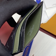 M29768 军绿!此款采用全新Monogram Eclipse涂层帆布材质的卡片夹风格靓丽而时髦,体积小巧,可轻松收入 M29768 军绿!此款采用全新Monogram Eclipse涂层帆布材质的卡片夹风格靓丽而时髦,体积小巧,可轻松收入
