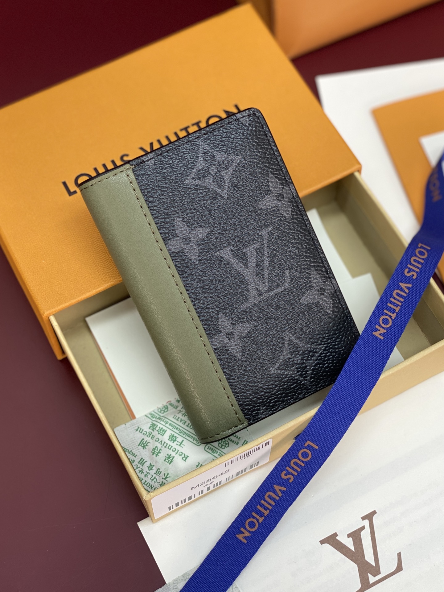 NO:919952,M28642 military green!  Pocket wallet, this pocket wallet combines Monogram Eclipse canvas and fine calfskin, with multiple card slots and pockets to create practical storage space, with a rear outer pocket. The iconic design reinterprets modern classic style, creating a timeless choice. 7.5 x 11.1 x 1 cm (length x height x width)., LV wallet, louis vuitton, wallets, cowhide19860909M28642 军绿！口袋钱夹、本款口袋钱夹结合 Monogram Eclipse 帆布和考究牛皮革,以多重卡位和口袋打造实用收纳空间,搭配后部外袋.标志性设计新释摩登经典风格,打造历久弥新之选. 7.5 x 11.1 x 1 厘米 (长度 x 高 x 宽).,LV钱包,louis vuitton,wallets,cowhide,欧美剧