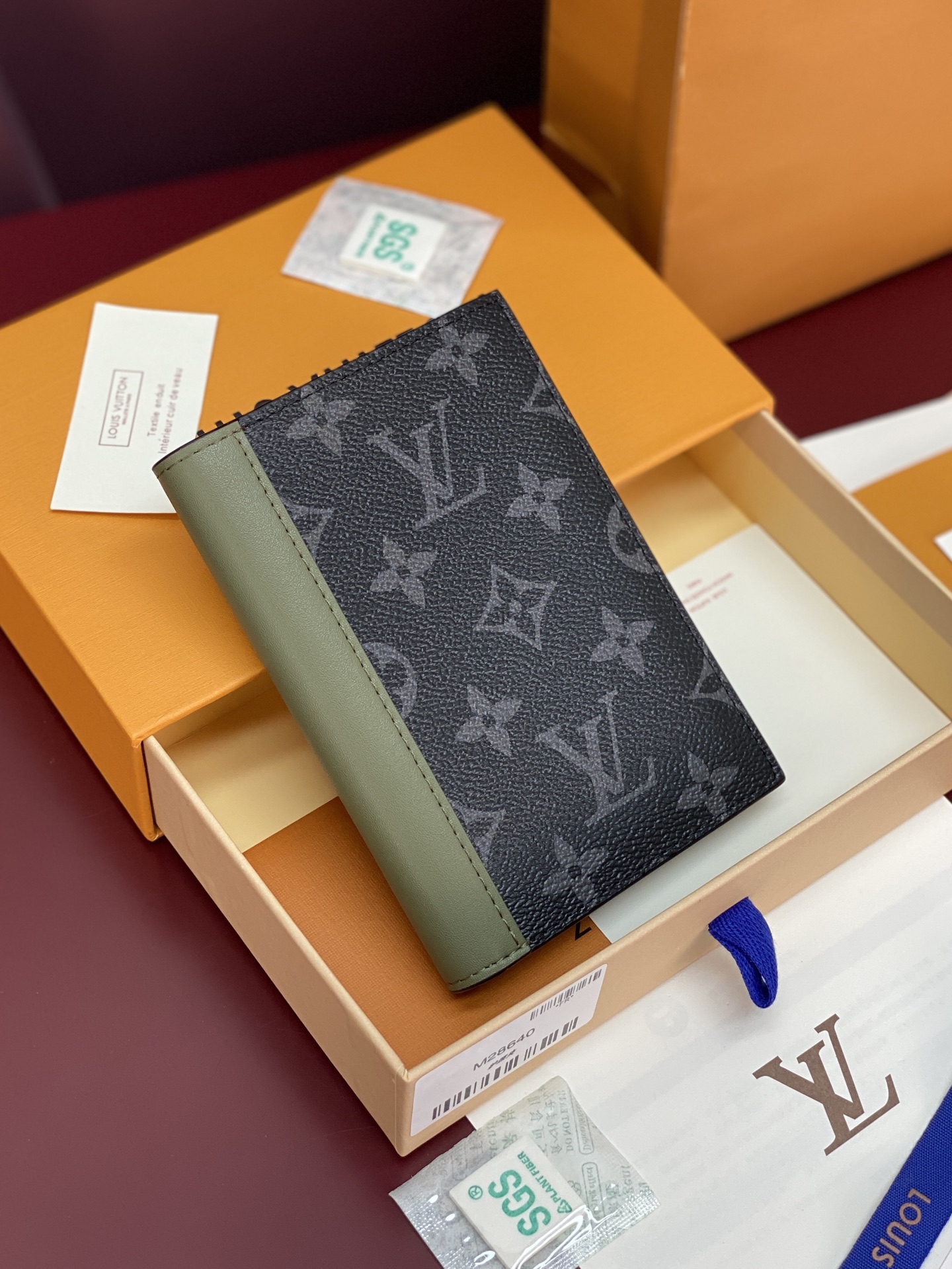 NO:919964,M28640 military green!  Passport holder, this passport case combines Monogram Eclipse canvas and elegant leather, making it a modern choice in cool colors. Just the right size to easily store your passport, and the card compartment and patch pocket provide organized storage space. 10 x 14 x 2.5 cm (length x height x width)., LV wallet, louis vuitton, wallets19860909M28640 军绿！护照夹、本款护照套结合 Monogram Eclipse 帆布和雅致皮革,以炫酷色调成就摩登之选.恰宜尺寸轻松存放护照,卡片夹层和贴袋提供有序收纳空间. 10 x 14 x 2.5 厘米 (长度 x 高 x 宽).,LV钱包,louis vuitton,wallets,欧美剧