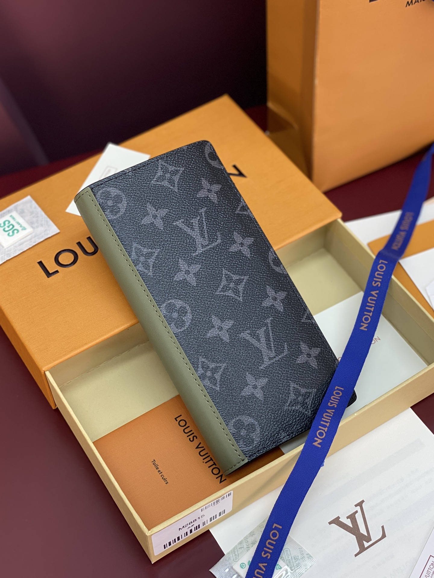 NO:919970,M28815 military green!  BRAZZA Wallet, this Brazza wallet is made of Monogram Eclipse canvas and fine leather. It features multiple card slots, bill compartments and zippered coin pocket to accentuate the elongated shape, combining modern style with practical details. 10 x 19 x 2 cm (length x height x width)., LV wallet, louis vuitton, wallets19860909M28815 军绿！BRAZZA 钱夹、本款 Brazza 钱夹采用 Monogram Eclipse 帆布和考究皮革,以多重卡位、钞票隔层和拉链零钱袋烘托加长构型,兼具摩登格调与实用细节. 10 x 19 x 2 厘米 (长度 x 高 x 宽).,LV钱包,louis vuitton,wallets,欧美剧