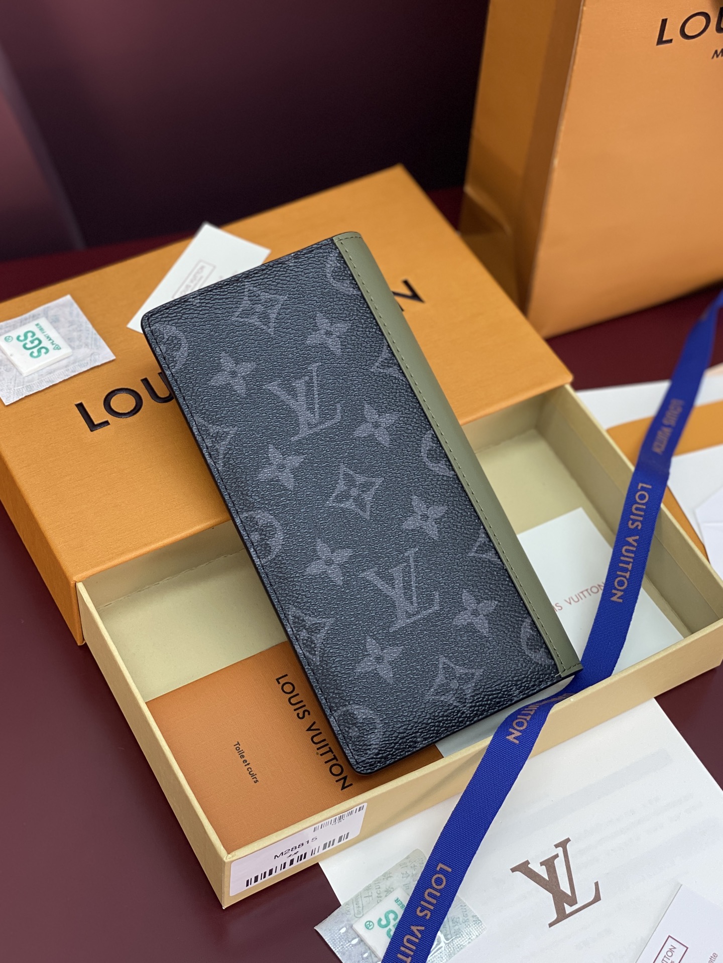 M28815 军绿!BRAZZA 钱夹、本款 Brazza 钱夹采用 Monogram Eclipse 帆布和考究皮革, M28815 军绿!BRAZZA 钱夹、本款 Brazza 钱夹采用 Monogram Eclipse 帆布和考究皮革,