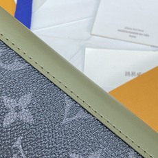 M28815 军绿!BRAZZA 钱夹、本款 Brazza 钱夹采用 Monogram Eclipse 帆布和考究皮革, M28815 军绿!BRAZZA 钱夹、本款 Brazza 钱夹采用 Monogram Eclipse 帆布和考究皮革,