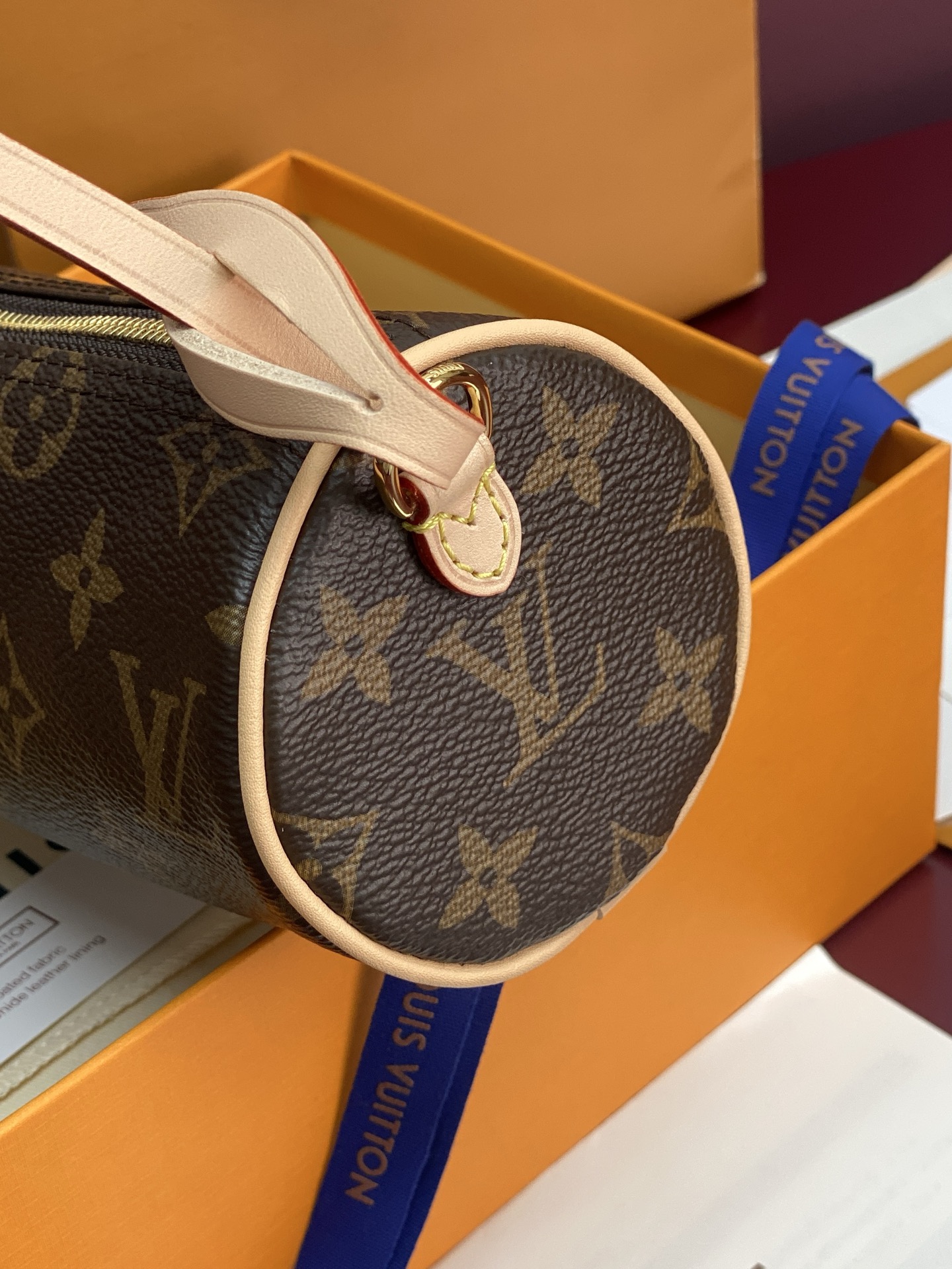 M25703 芯片版!POCHETTE PAPILLON 手袋、翻阅路易威登的典藏档案,探寻 Pochette Papi M25703 芯片版!POCHETTE PAPILLON 手袋、翻阅路易威登的典藏档案,探寻 Pochette Papi