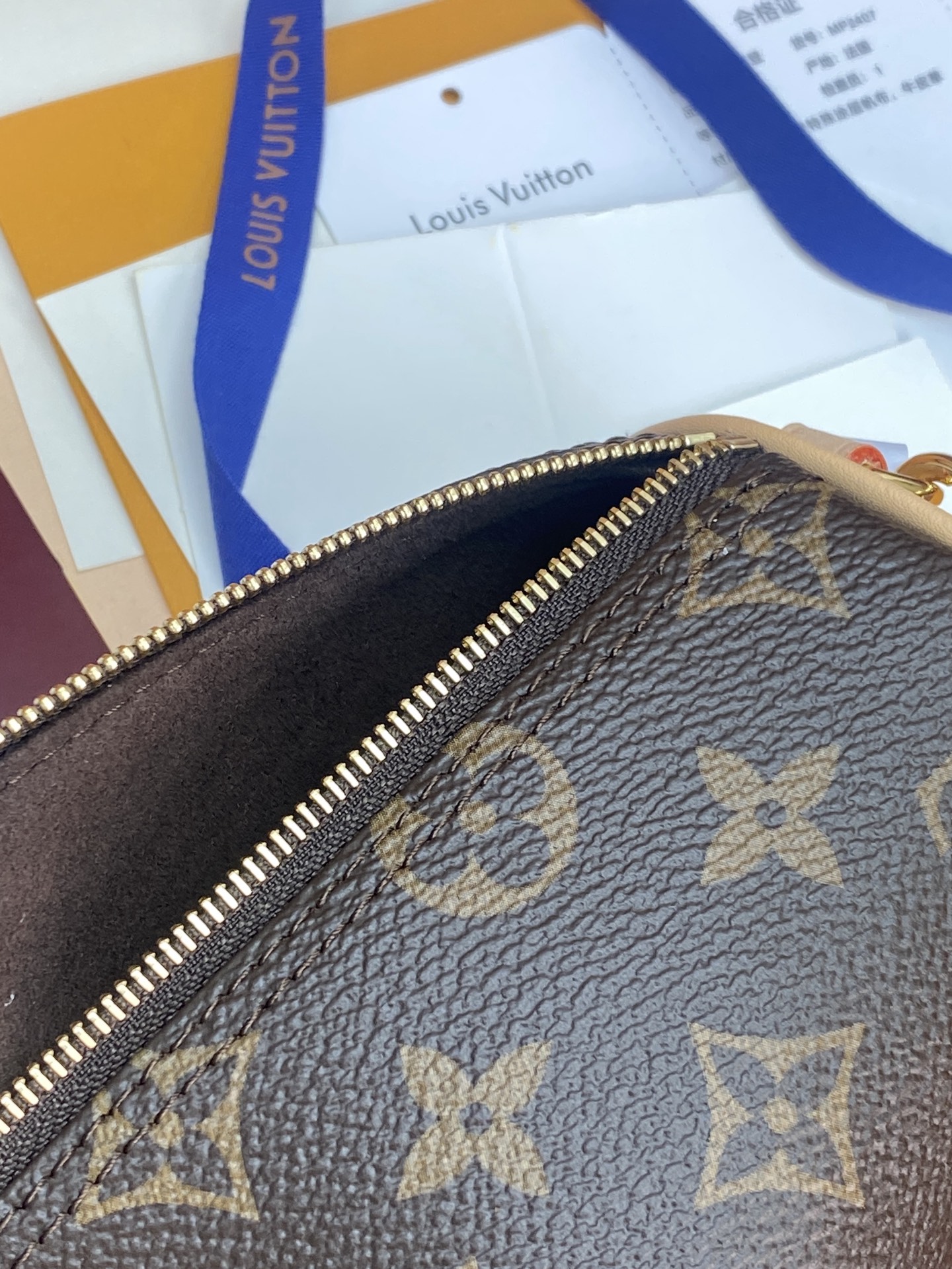 M25703 芯片版!POCHETTE PAPILLON 手袋、翻阅路易威登的典藏档案,探寻 Pochette Papi M25703 芯片版!POCHETTE PAPILLON 手袋、翻阅路易威登的典藏档案,探寻 Pochette Papi