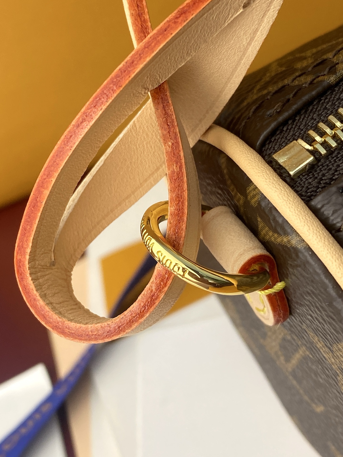 M25703 芯片版!POCHETTE PAPILLON 手袋、翻阅路易威登的典藏档案,探寻 Pochette Papi M25703 芯片版!POCHETTE PAPILLON 手袋、翻阅路易威登的典藏档案,探寻 Pochette Papi