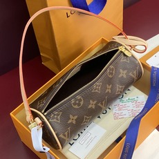 M25703 芯片版!POCHETTE PAPILLON 手袋、翻阅路易威登的典藏档案,探寻 Pochette Papi M25703 芯片版!POCHETTE PAPILLON 手袋、翻阅路易威登的典藏档案,探寻 Pochette Papi