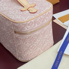 M29667 芯片版!NICE 迷你化妆!本款 Nice 迷你化妆包取材 Monogram Emblème 帆布,以亚麻 M29667 芯片版!NICE 迷你化妆!本款 Nice 迷你化妆包取材 Monogram Emblème 帆布,以亚麻