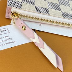 N40922 (芯片版!) 当季新款 ROMY 卡夹、本款 Romy 卡夹在帆布表面描绘路易威登典雅的 Damier A N40922 (芯片版!) 当季新款 ROMY 卡夹、本款 Romy 卡夹在帆布表面描绘路易威登典雅的 Damier A