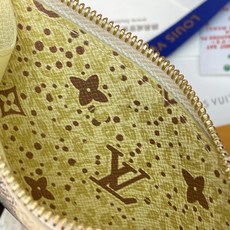 N40923 (芯片版!) 当季新款 ROMY 卡夹、本款 Romy 卡夹在帆布表面描绘路易威登典雅的 Damier A N40923 (芯片版!) 当季新款 ROMY 卡夹、本款 Romy 卡夹在帆布表面描绘路易威登典雅的 Damier A