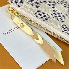 N40923 (芯片版!) 当季新款 ROMY 卡夹、本款 Romy 卡夹在帆布表面描绘路易威登典雅的 Damier A N40923 (芯片版!) 当季新款 ROMY 卡夹、本款 Romy 卡夹在帆布表面描绘路易威登典雅的 Damier A