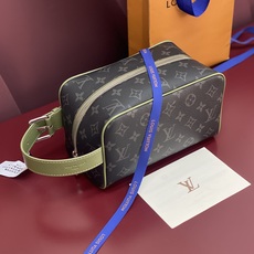 M28840(芯片版!) 当季新款 LOCKER DOPP KIT 盥洗袋!本款 Locker Dopp Kit 盥洗袋 M28840(芯片版!) 当季新款 LOCKER DOPP KIT 盥洗袋!本款 Locker Dopp Kit 盥洗袋