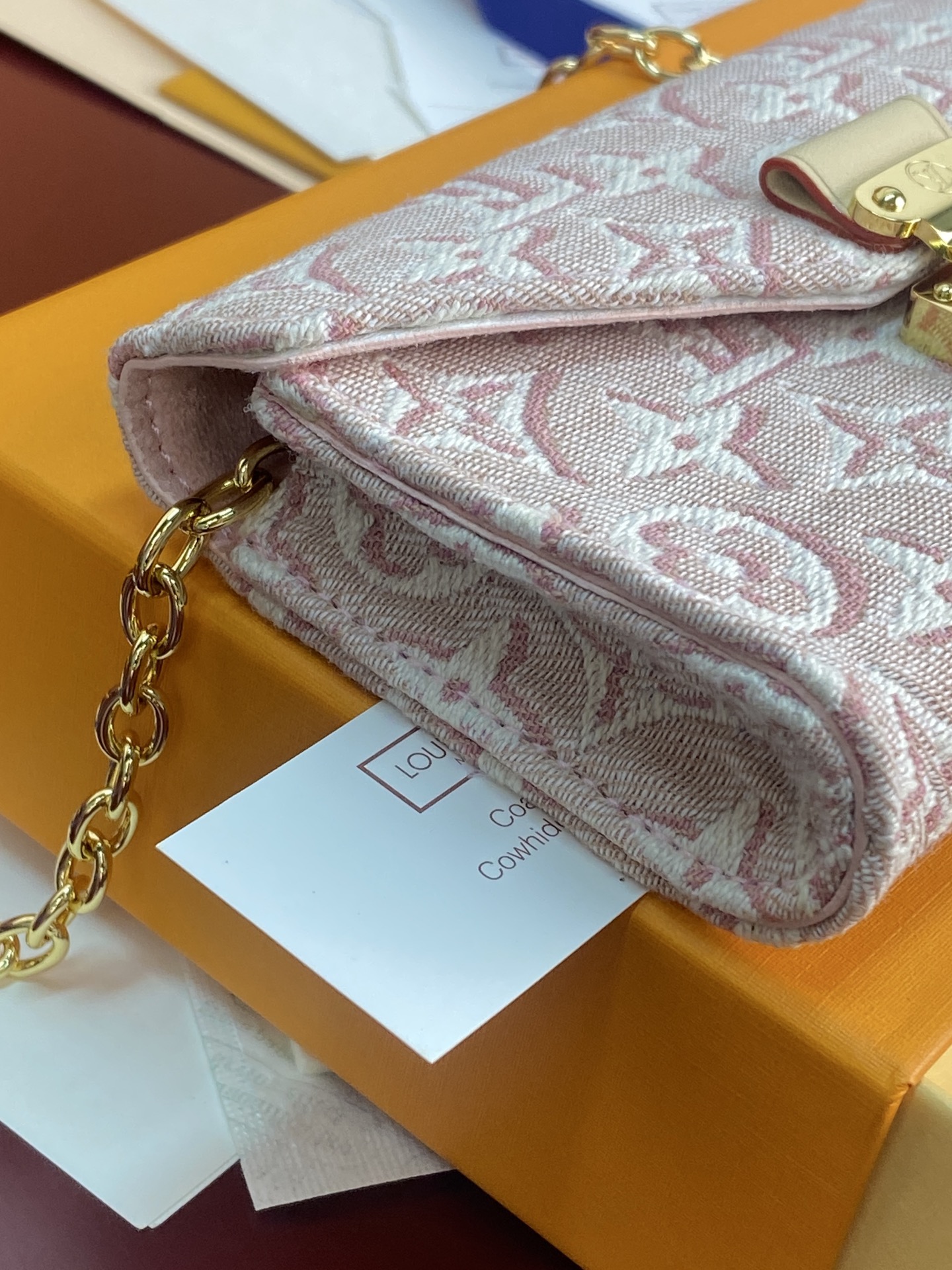 M4930Z 提花粉!(芯片版) POUCH METIS 腰带! 本款 LV Pouch Metis 腰带以考究笔触重绎 M4930Z 提花粉!(芯片版) POUCH METIS 腰带! 本款 LV Pouch Metis 腰带以考究笔触重绎