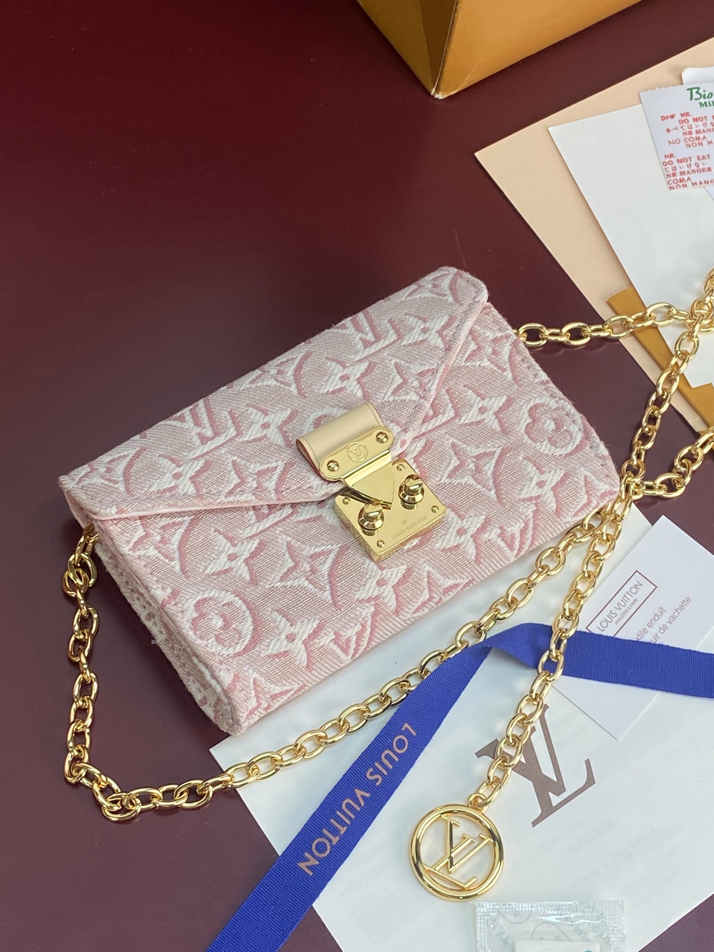 M4930Z 提花粉!(芯片版) POUCH METIS 腰带! 本款 LV Pouch Metis 腰带以考究笔触重绎 M4930Z 提花粉!(芯片版) POUCH METIS 腰带! 本款 LV Pouch Metis 腰带以考究笔触重绎