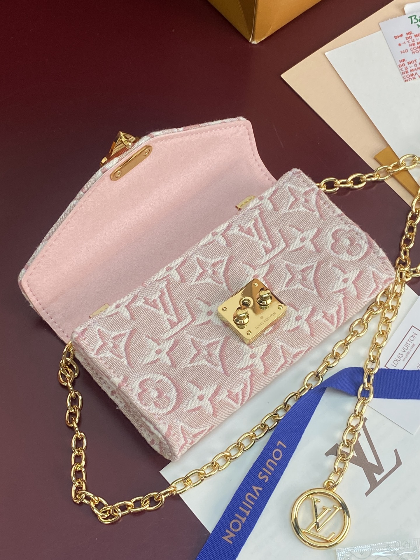 M4930Z 提花粉!(芯片版) POUCH METIS 腰带! 本款 LV Pouch Metis 腰带以考究笔触重绎 M4930Z 提花粉!(芯片版) POUCH METIS 腰带! 本款 LV Pouch Metis 腰带以考究笔触重绎