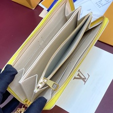 M29794 柠檬黄 (芯片版!) 彩用头层牛皮制作!作为“彩虹”系列的一部分重新诠释的标志性“吉普提钱包”。以鲜艳的色 M29794 柠檬黄 (芯片版!) 彩用头层牛皮制作!作为“彩虹”系列的一部分重新诠释的标志性“吉普提钱包”。以鲜艳的色