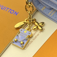 M29791 老花配蓝!(芯片版) LV CHARMS 口袋钱夹!本款 LV Charms 卡夹出自 Rainbow 彩 M29791 老花配蓝!(芯片版) LV CHARMS 口袋钱夹!本款 LV Charms 卡夹出自 Rainbow 彩