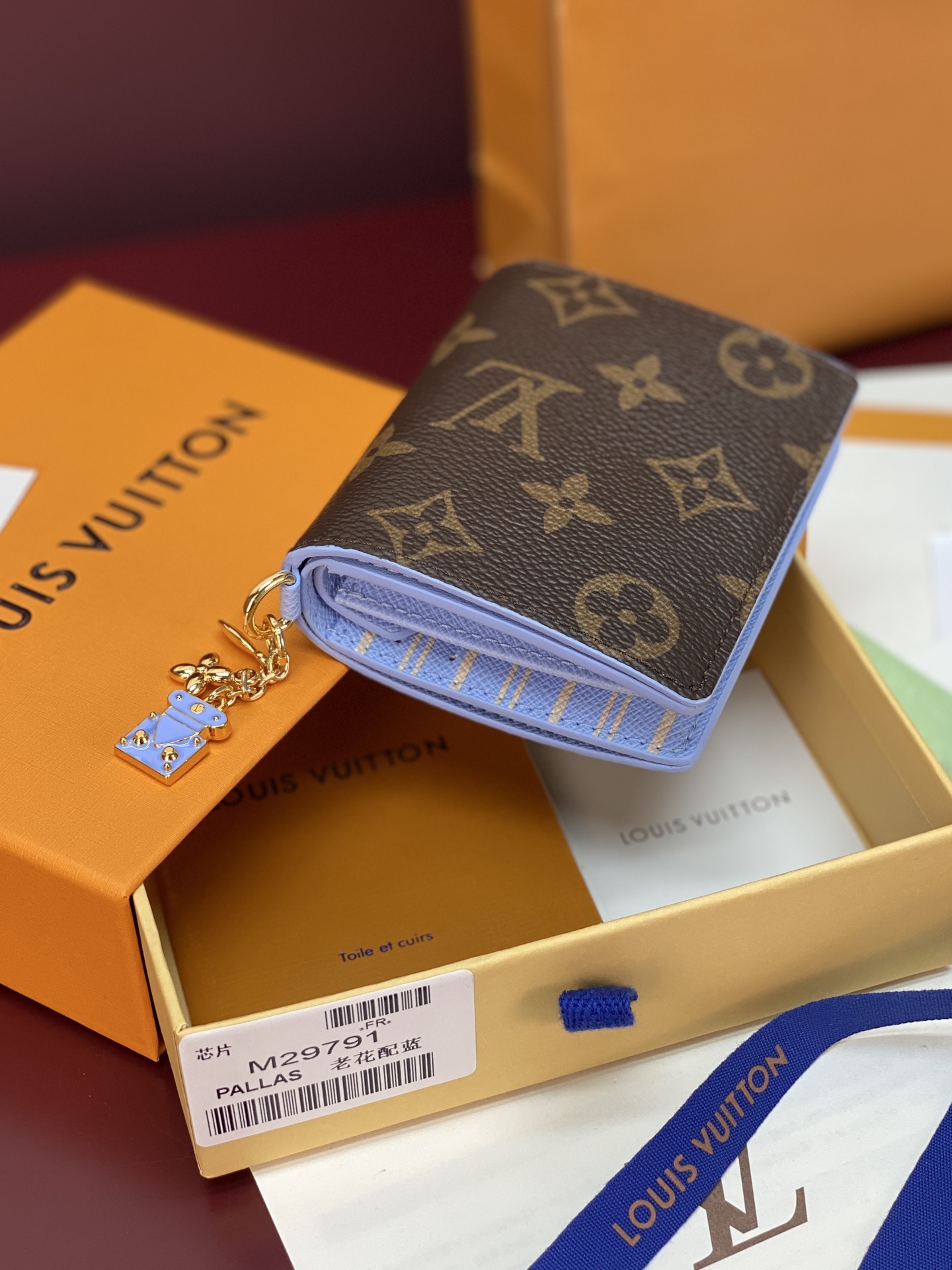 M29791 老花配蓝!(芯片版) LV CHARMS 口袋钱夹!本款 LV Charms 卡夹出自 Rainbow 彩 M29791 老花配蓝!(芯片版) LV CHARMS 口袋钱夹!本款 LV Charms 卡夹出自 Rainbow 彩