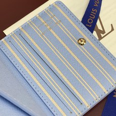 M29791 老花配蓝!(芯片版) LV CHARMS 口袋钱夹!本款 LV Charms 卡夹出自 Rainbow 彩 M29791 老花配蓝!(芯片版) LV CHARMS 口袋钱夹!本款 LV Charms 卡夹出自 Rainbow 彩