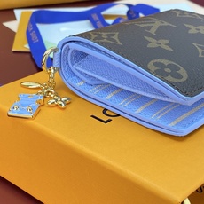 M29791 老花配蓝!(芯片版) LV CHARMS 口袋钱夹!本款 LV Charms 卡夹出自 Rainbow 彩 M29791 老花配蓝!(芯片版) LV CHARMS 口袋钱夹!本款 LV Charms 卡夹出自 Rainbow 彩