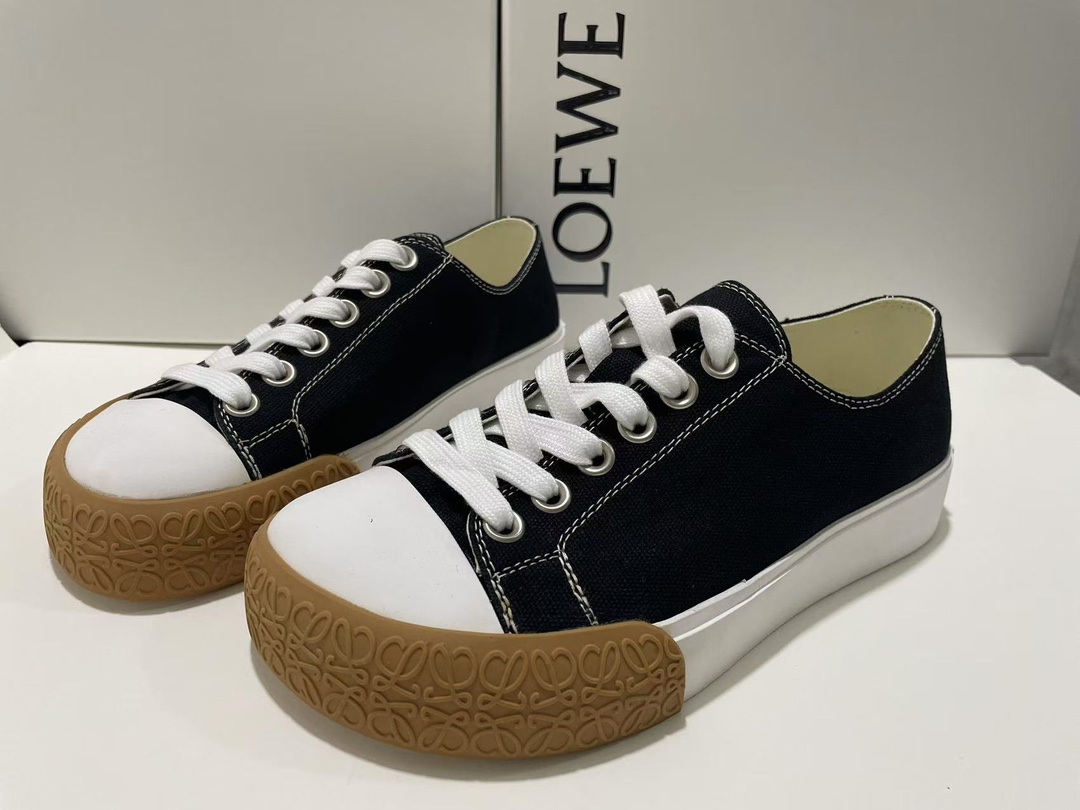 NO:381939,–LOEWE Loewe embroidered large sail cover shoe biscuit shoes Recently, a big hot shoe, a logo design with a thorn embroidery, super cute, a must-have for fashion, no complicated decoration, a great sense of vintage, pure and minimalist, neat and poetic, super versatile and easy to install... Fabric imported high-density canvas, imported canvas, footbed cowhide, original custom molded sole, packaging, full set of packaging, size 35-41 (standard code) 40.41 custom-made, no return, casual shoes/sports shoes, loewe, loewe, sneakers, cowhide19860909–LOEWE罗意威刺绣大翻帆盖布鞋饼干鞋最近大的热一款鞋,翻刺舌绣logo设计,超可级爱 时髦精绝对不能过错的必入款,没任有何繁杂装饰,质极感好的vintage感,纯粹和极简得做利落又诗意 超级百搭易不装款…… 面料进口高密度帆布 内里进口帆布 垫脚牛皮 大底原版开定模制大底 包装原版全套包装 码数35-41（标准码）40.41定制不退换,休闲鞋/运动鞋,loewe,loewe,sneakers,cowhide,Women's Shoes