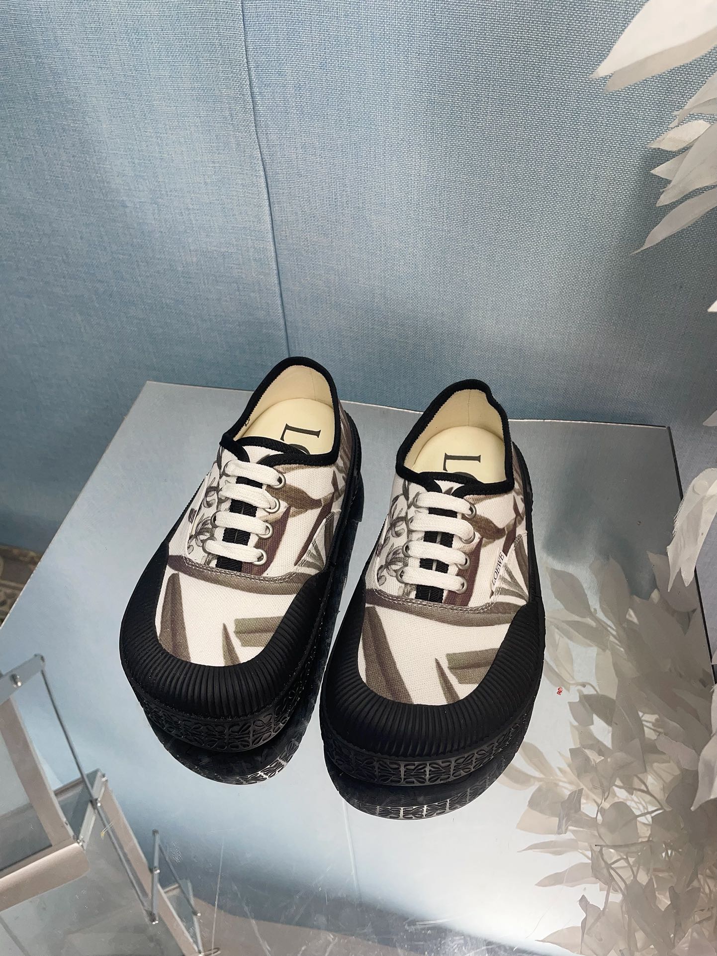 NO:381949,–LOEWE Loewe embroidered large sail cover shoe biscuit shoes Recently, a big hot shoe, a logo design with a thorn embroidery, super cute, a must-have for fashion, no complicated decoration, a great sense of vintage, pure and minimalist, neat and poetic, super versatile and easy to install... Fabric imported high-density canvas, imported canvas, footbed cowhide, original custom molded sole, packaging, full set of packaging, size 35-41 (standard code) 40.41 custom-made, no return, casual shoes/sports shoes, loewe, loewe, sneakers, cowhide19860909–LOEWE罗意威刺绣大翻帆盖布鞋饼干鞋最近大的热一款鞋,翻刺舌绣logo设计,超可级爱 时髦精绝对不能过错的必入款,没任有何繁杂装饰,质极感好的vintage感,纯粹和极简得做利落又诗意 超级百搭易不装款…… 面料进口高密度帆布 内里进口帆布 垫脚牛皮 大底原版开定模制大底 包装原版全套包装 码数35-41（标准码）40.41定制不退换,休闲鞋/运动鞋,loewe,loewe,sneakers,cowhide,Women's Shoes