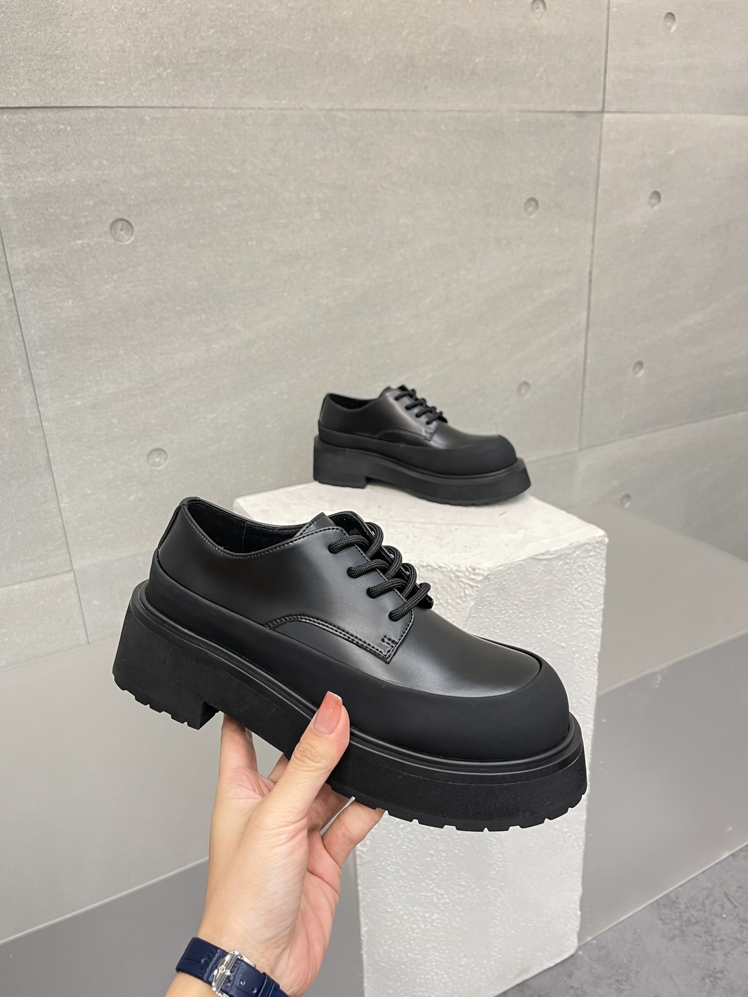 “2024 Black Series Big Head Shoes: Stylish and Comfortable Derby Shoes with Sheepskin Lining” - 图片 4