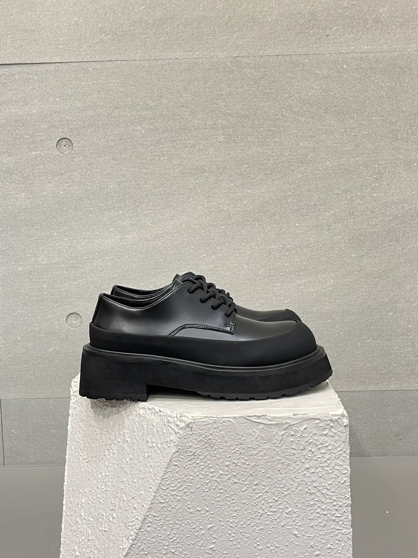 “2024 Black Series Big Head Shoes: Stylish and Comfortable Derby Shoes with Sheepskin Lining” - 图片 3