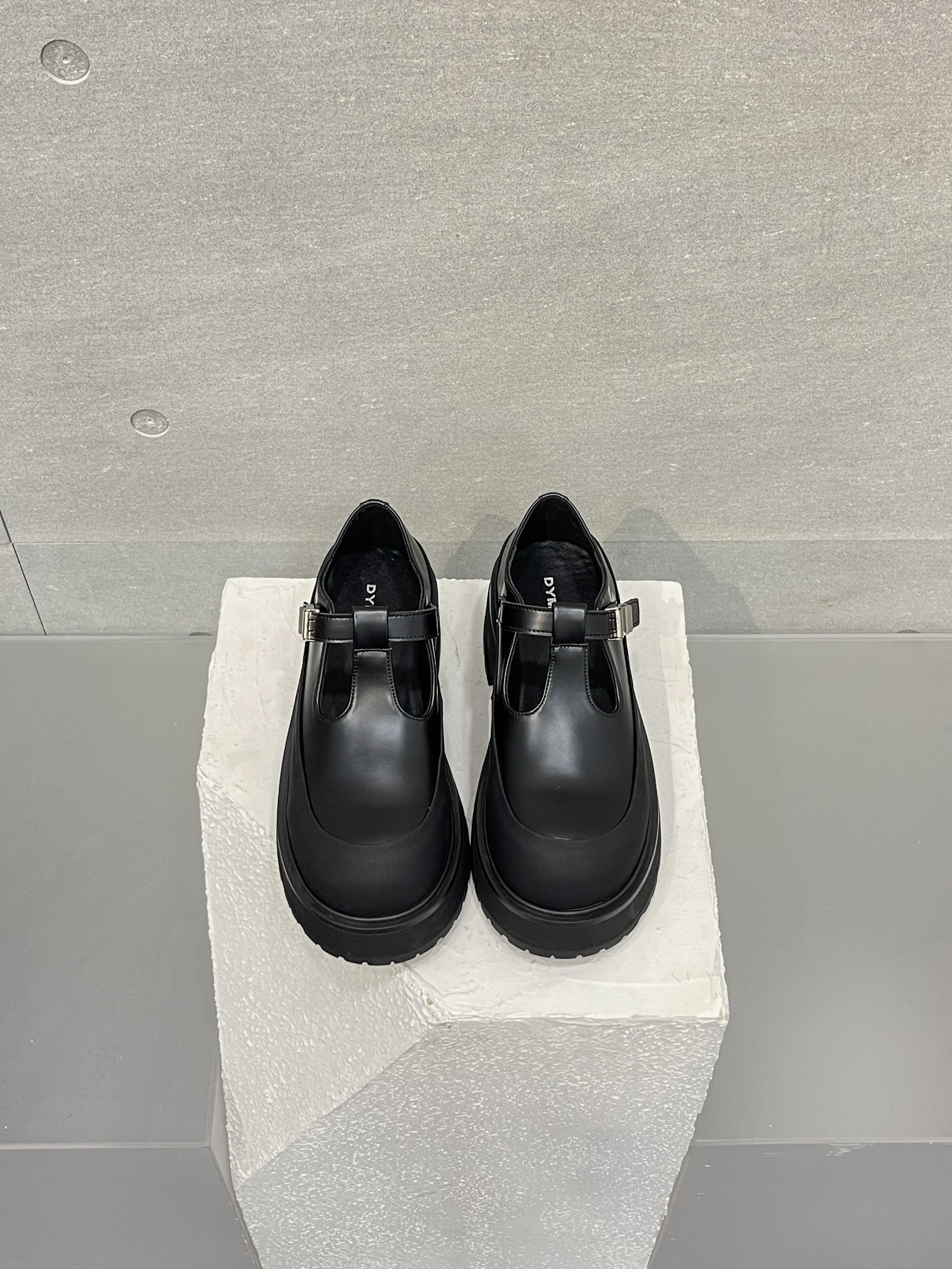 “500 Offer for DYMONLATERY 2024 Black Series Big Head Shoes” - 图片 1