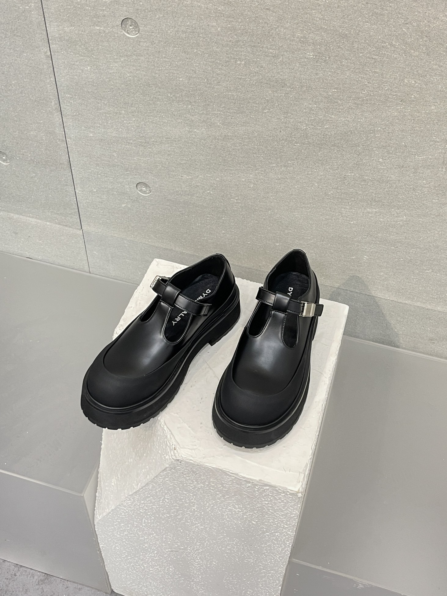 “500 Offer for DYMONLATERY 2024 Black Series Big Head Shoes” - 图片 2