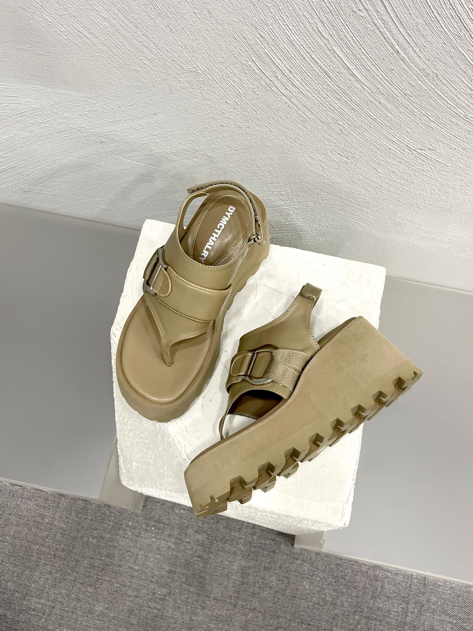 Fashion Alert: Red-Hot Loafers and Slippers at $462 – Super-Hot and Stylish! - 图片 3
