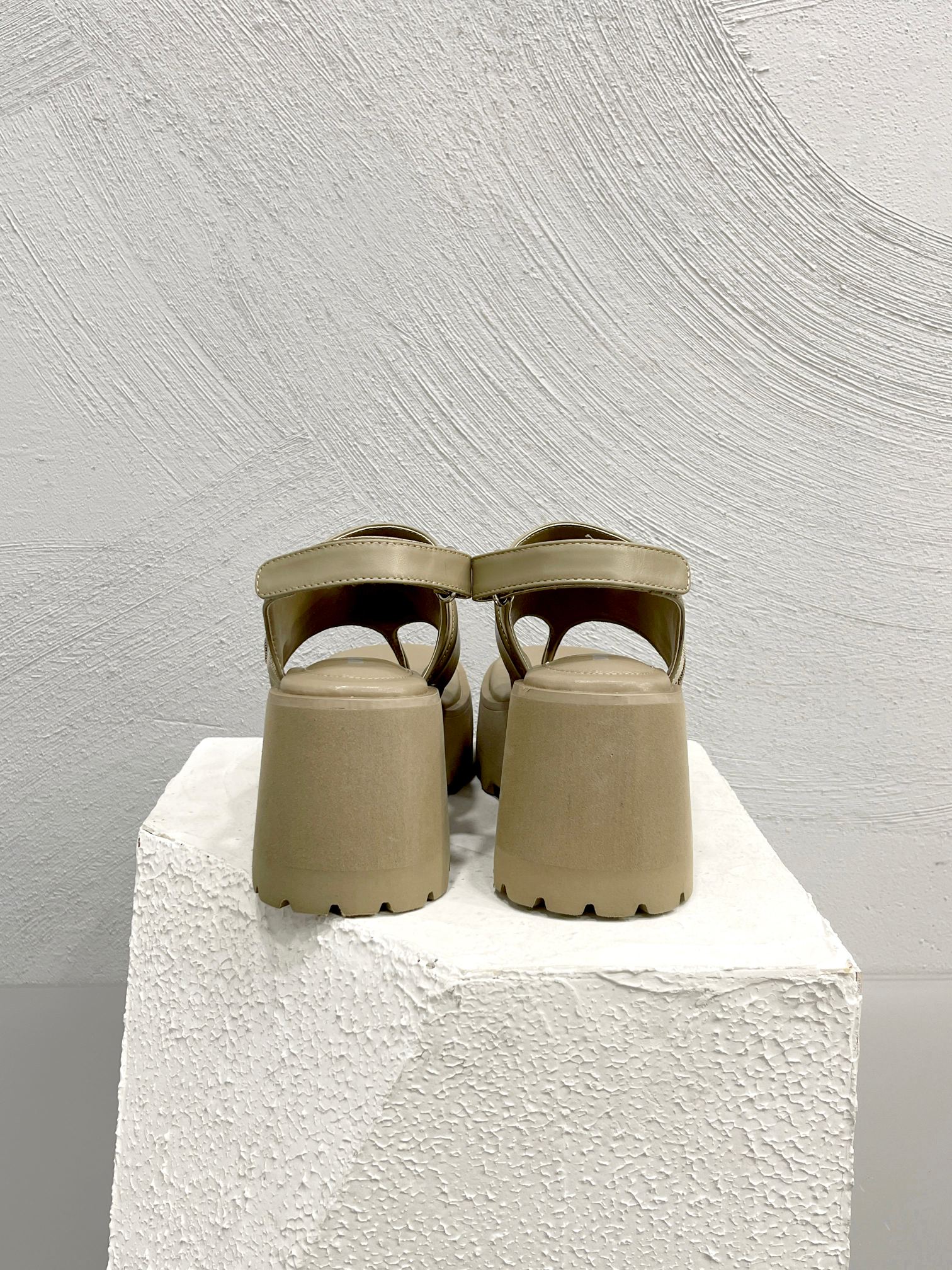 Fashion Alert: Red-Hot Loafers and Slippers at $462 – Super-Hot and Stylish! - 图片 5
