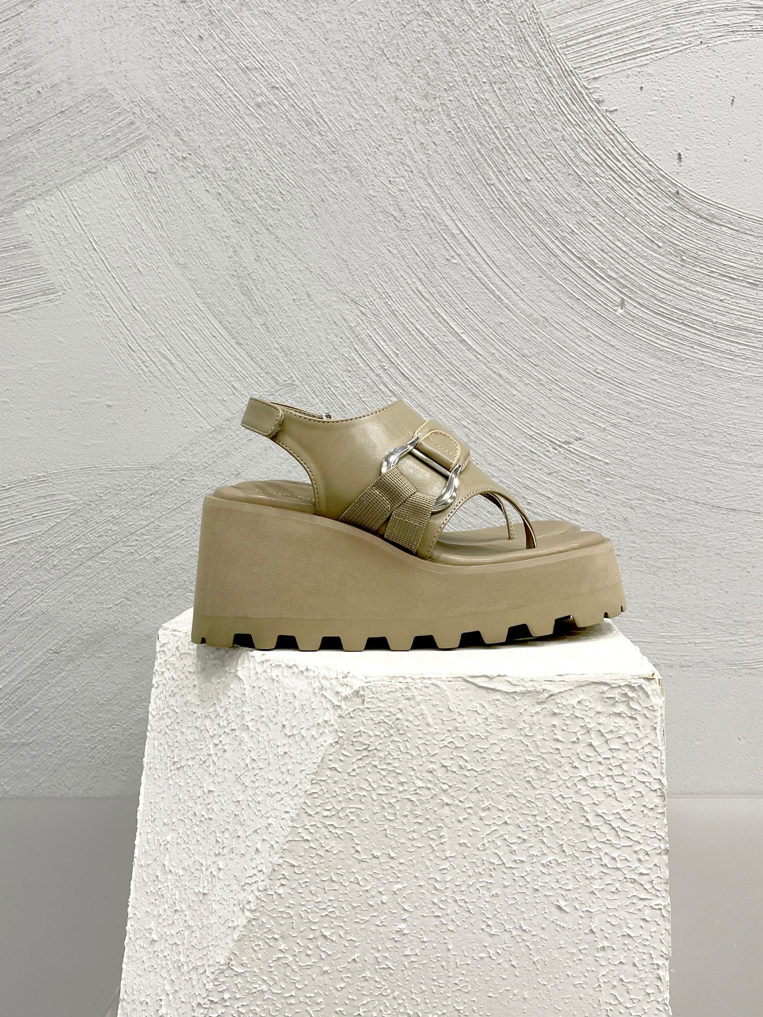 Fashion Alert: Red-Hot Loafers and Slippers at $462 – Super-Hot and Stylish! - 图片 4