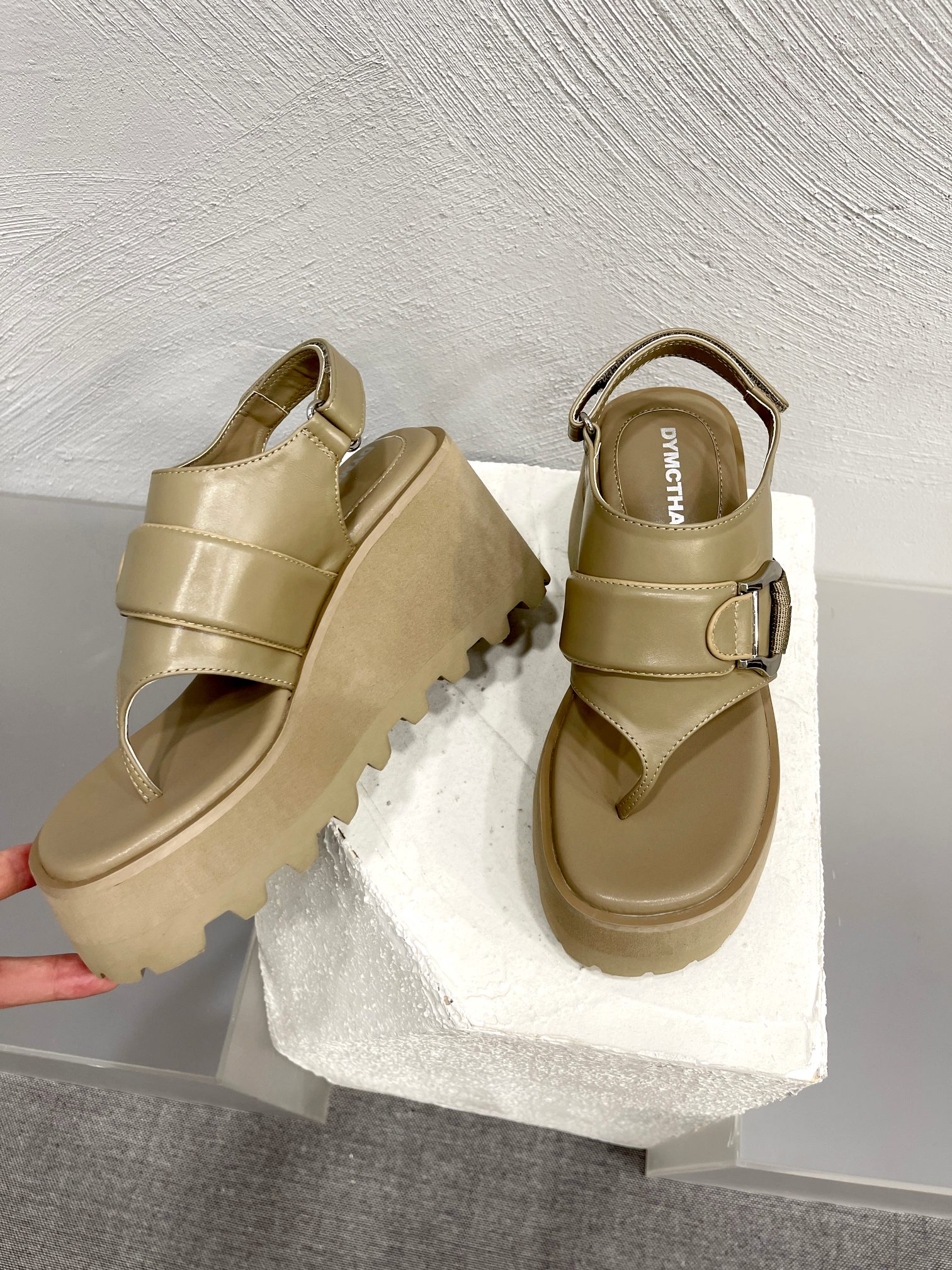 Fashion Alert: Red-Hot Loafers and Slippers at $462 – Super-Hot and Stylish! - 图片 6