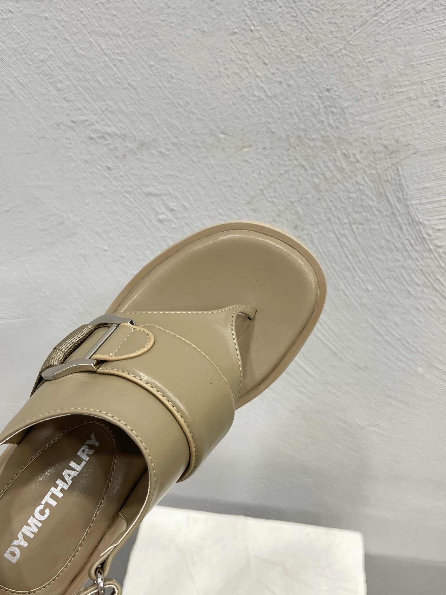 Fashion Alert: Red-Hot Loafers and Slippers at $462 – Super-Hot and Stylish! - 图片 7