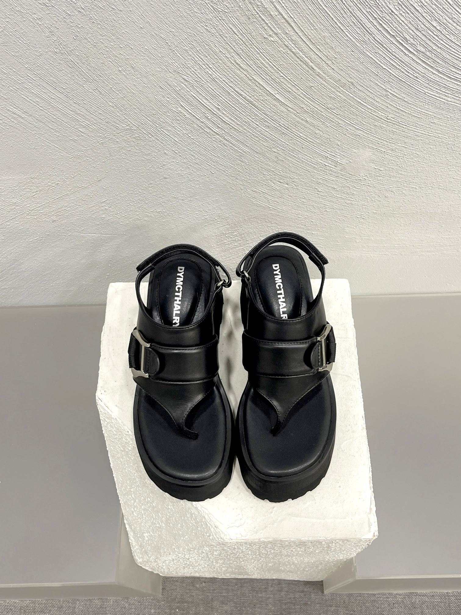 Trendy Loafers and Slippers: Super-Hot Styles for Sweet Girls at $462 - 图片 1