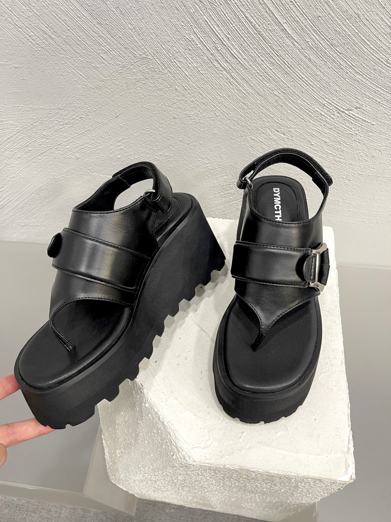 Trendy Loafers and Slippers: Super-Hot Styles for Sweet Girls at $462 - 图片 3